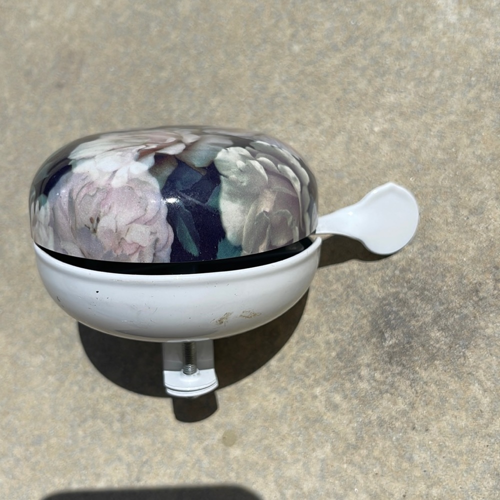 Floral bicycle bell includes screws
